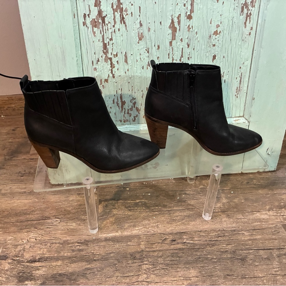 Women’s Lucky Brand black leather zip up ankle booties